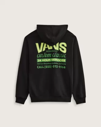 Sweat à capuche devant la boutique